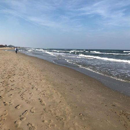 On The Adriatic Beach Tra Venezia Ferrara E Ravenna Sulla Spiaggia Della Riviera Adriatica Llido Degli Estensi Kültér fotó