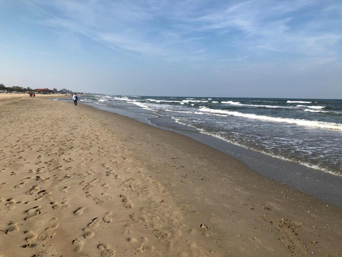 On The Adriatic Beach Tra Venezia Ferrara E Ravenna Sulla Spiaggia Della Riviera Adriatica Llido Degli Estensi Kültér fotó